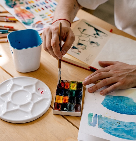 People getting art addiction therapy in orange county.